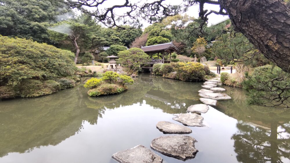 Daimaru Besso Garden, the pond with stepping stones