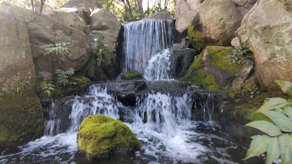 Rakusuien The waterfall with moss stone